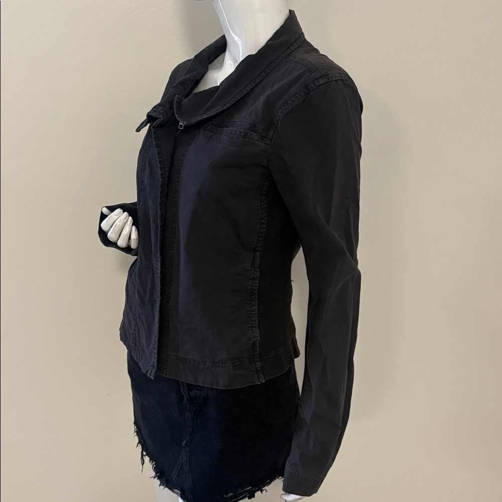 James Perse Women’s Cotton Cropped Moto Zip-up Utility Jacket in Washed Black - Picture 4 of 8